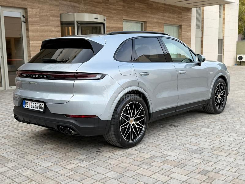 Porsche Cayenne hybrid/matrix/pan