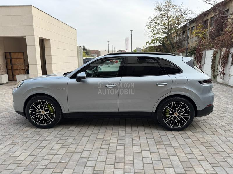 Porsche Cayenne hybrid/matrix/pan
