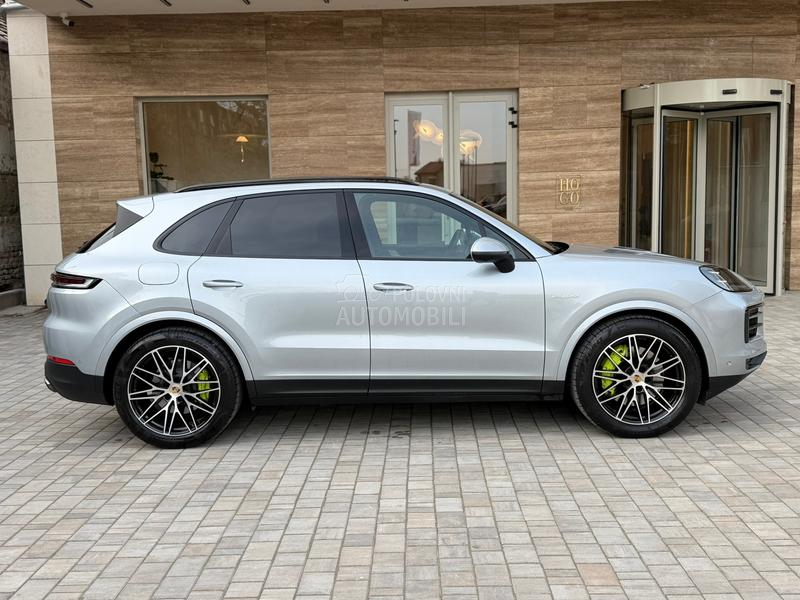 Porsche Cayenne hybrid/matrix/pan