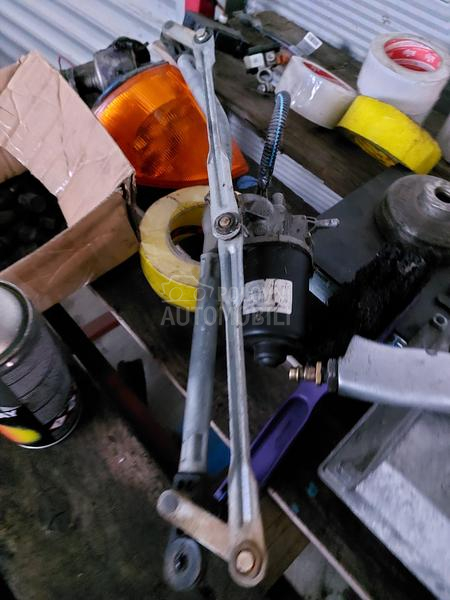 prednji motor brisaca