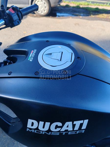 Ducati Monster 696