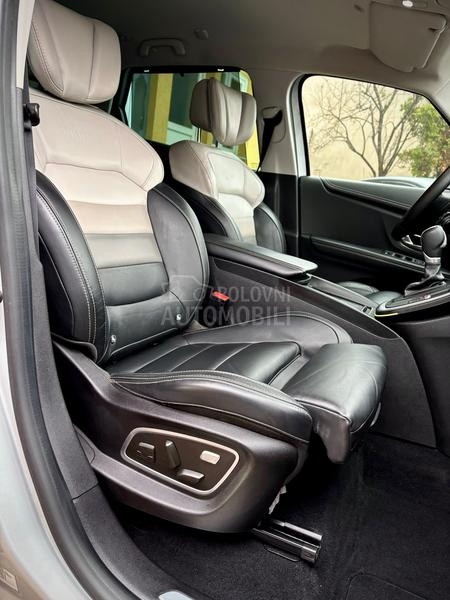 Renault Scenic 1.3 TCe PARIS INITIA