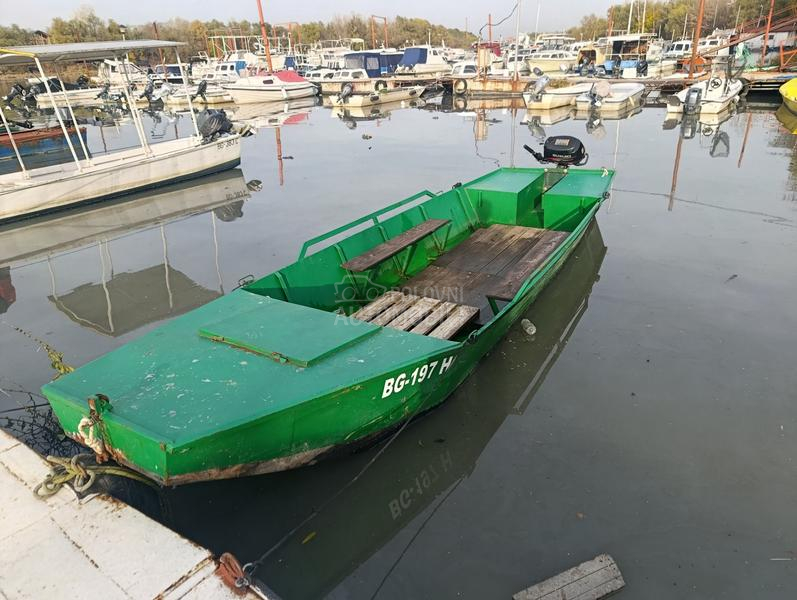 Metalni camac i motor