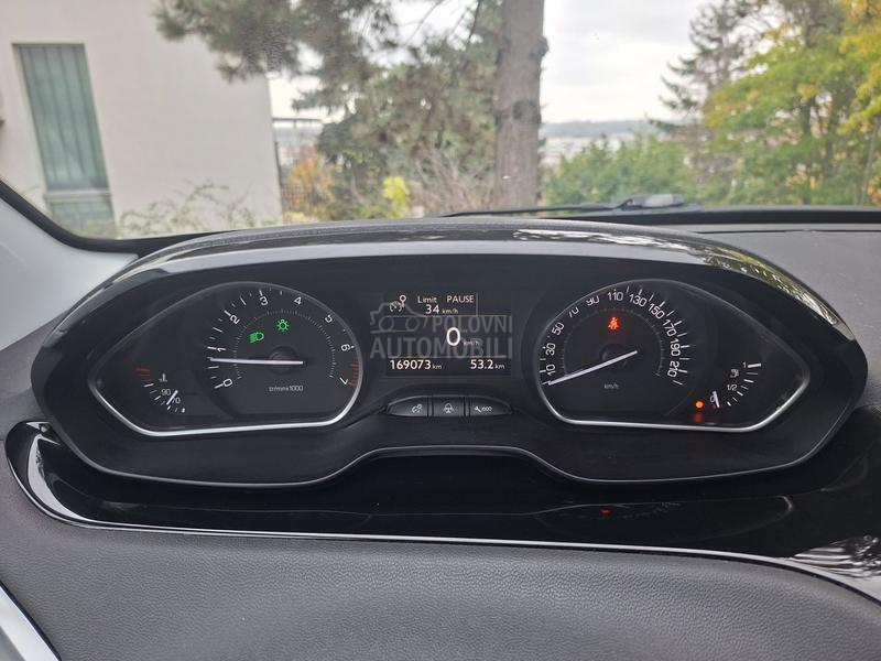 Peugeot 208 1.2  ALURE/P A N O