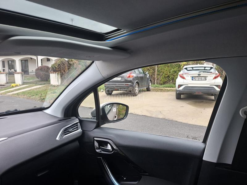 Peugeot 208 1.2  ALURE/P A N O