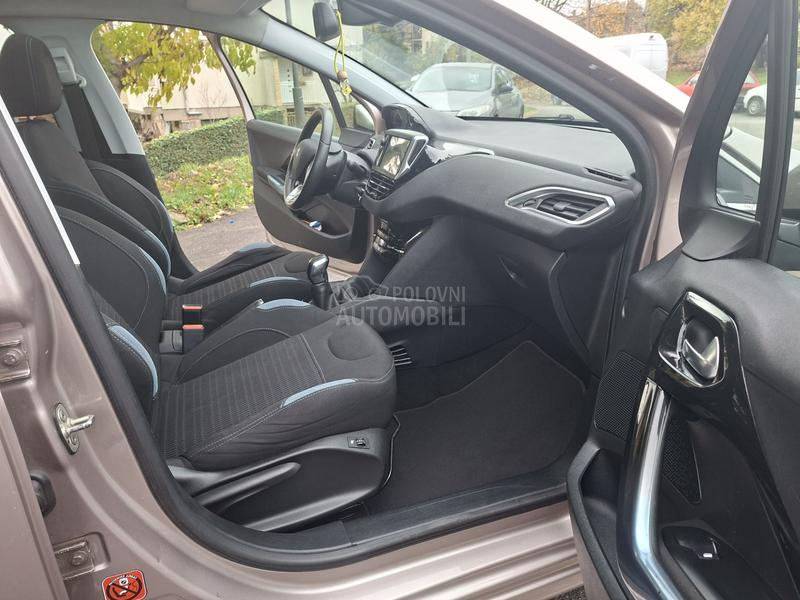 Peugeot 208 1.2  ALURE/P A N O
