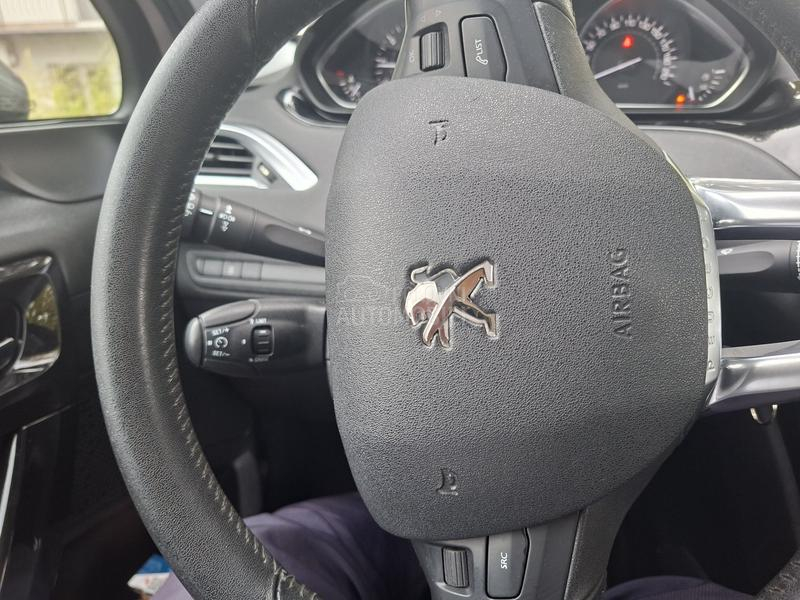 Peugeot 208 1.2  ALURE/P A N O