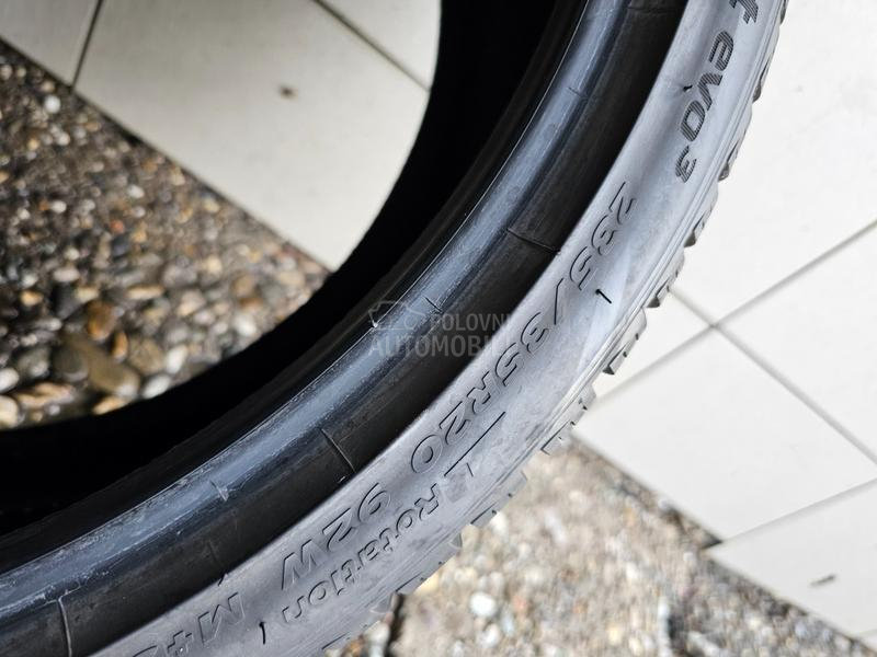 Hankook 235/35 R20 Zimska