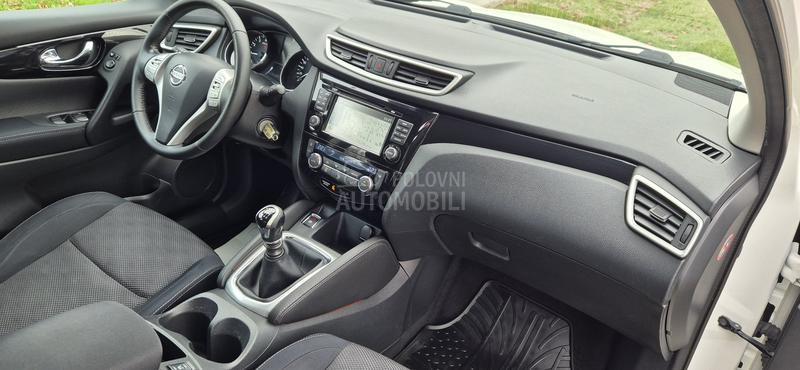Nissan Qashqai 1.2 i NAV KAM