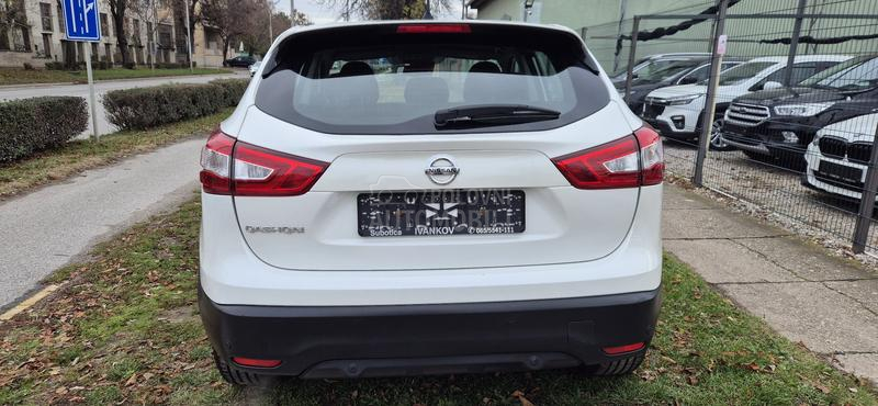 Nissan Qashqai 1.2 i NAV KAM