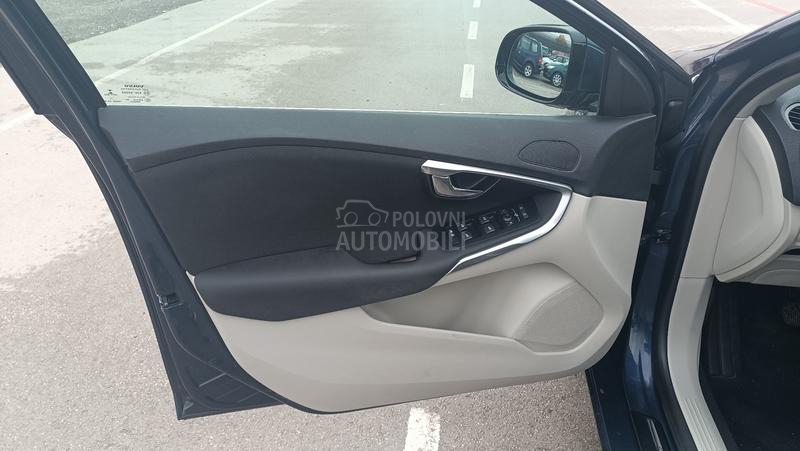 Volvo V40 D4