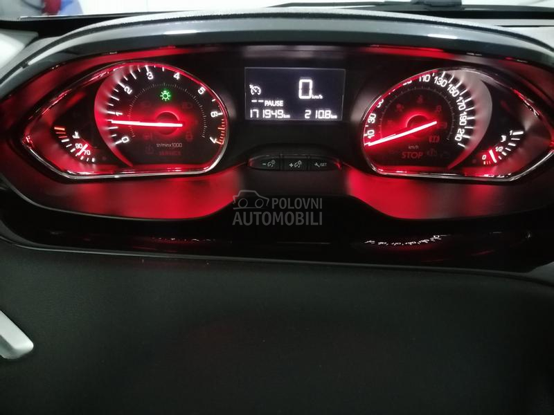 Peugeot 208 1.2 STILE/NAV