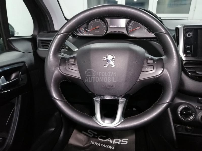 Peugeot 208 1.2 STILE/NAV
