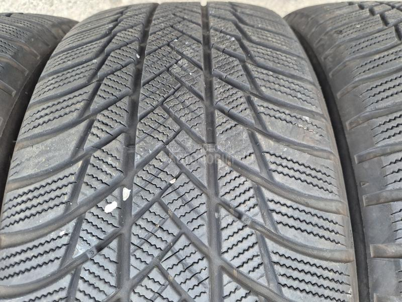 Bridgestone 235/50 R19 Zimska