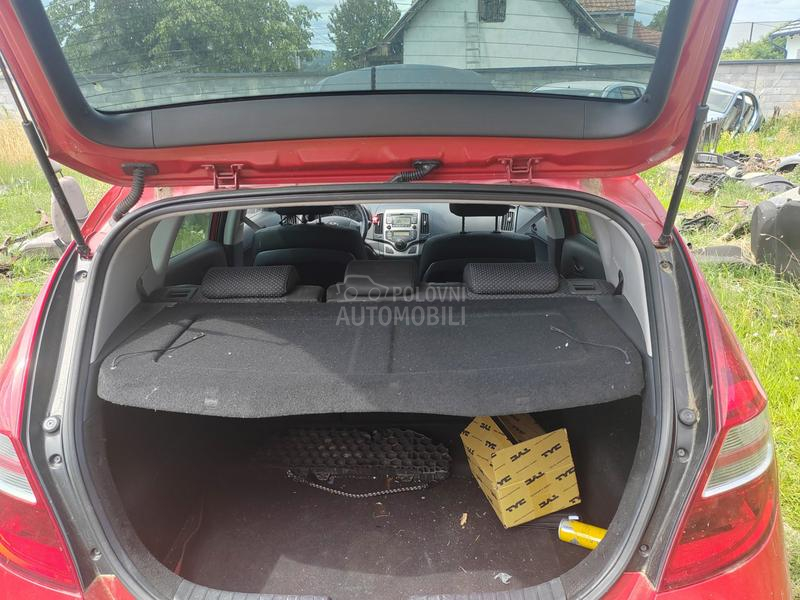 Hyundai i30 1.6d 2010. god. -  kompletan auto u delovima