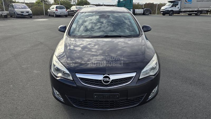 Opel Astra J 1.6T COSMO