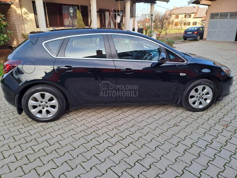 Opel Astra J 1.6  125000 k.m CH