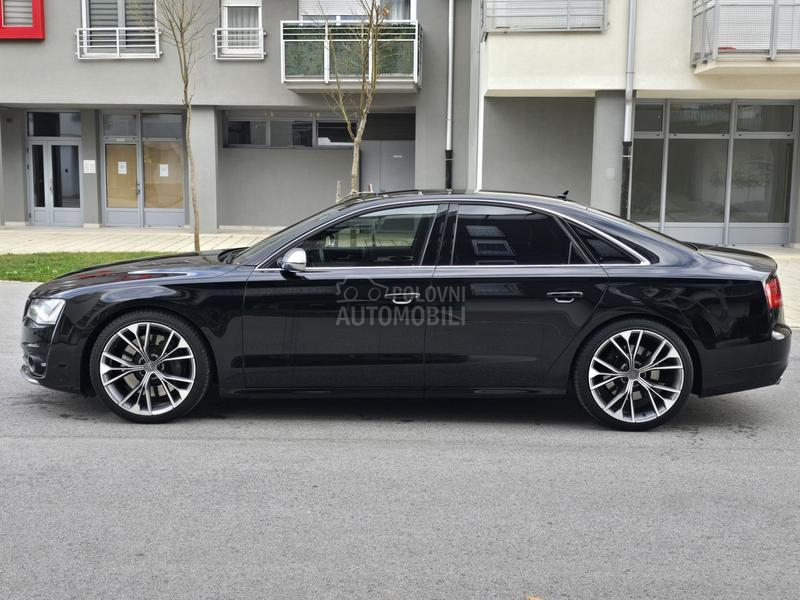 Audi S8 