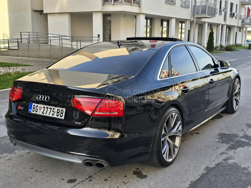 Audi S8 