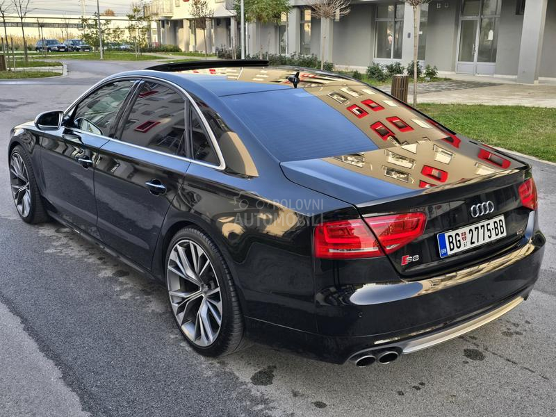 Audi S8 
