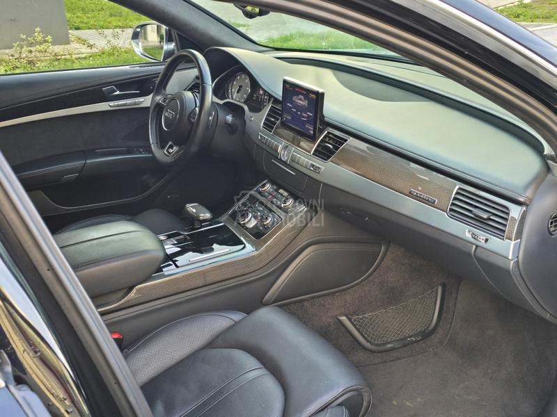 Audi S8 