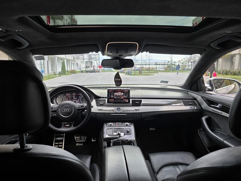 Audi S8 