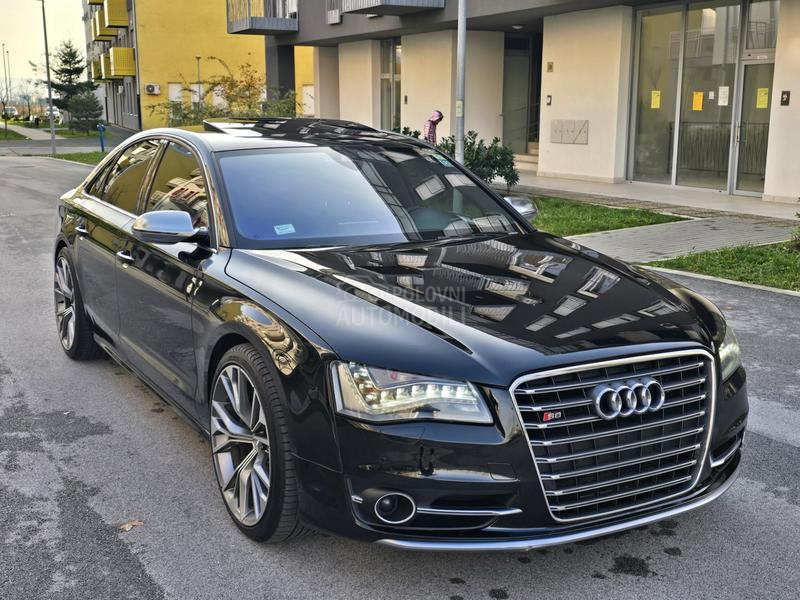 Audi S8 