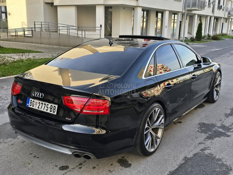Audi S8 