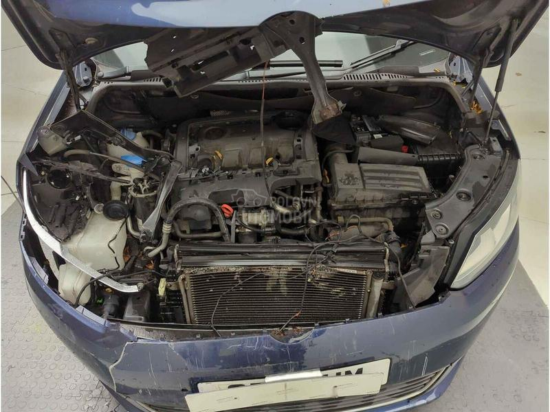 Volkswagen Touran CAYC 1.6 2011. god. -  kompletan auto u delovima