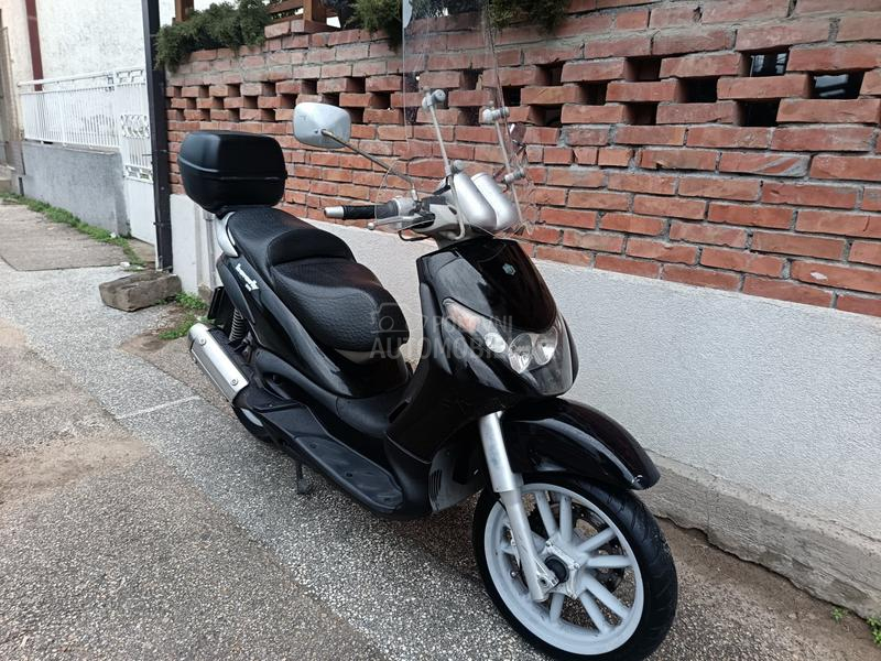Piaggio Beverly 200