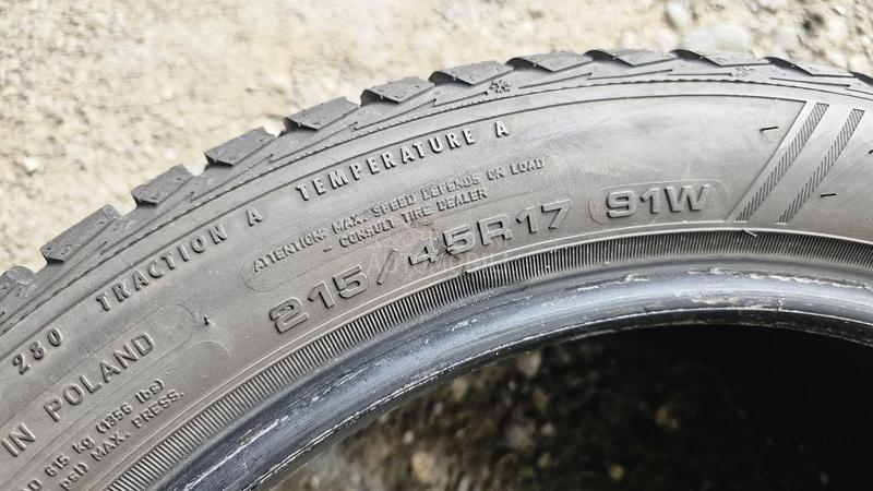 Goodyear 215/45 R17 Zimska