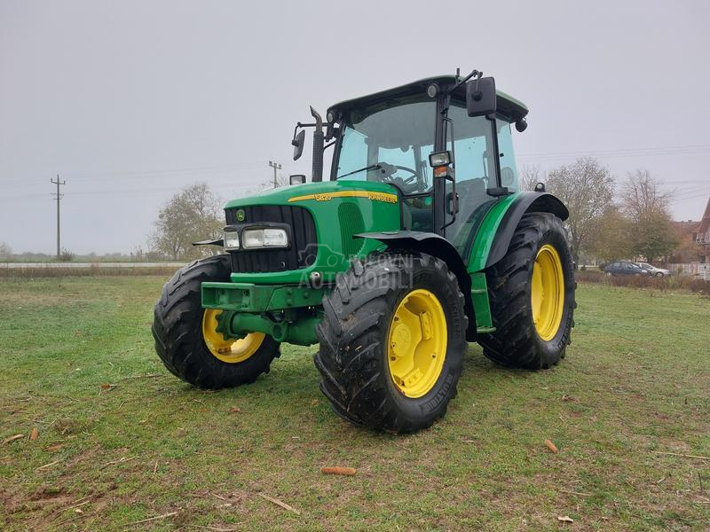 John Deere 5820