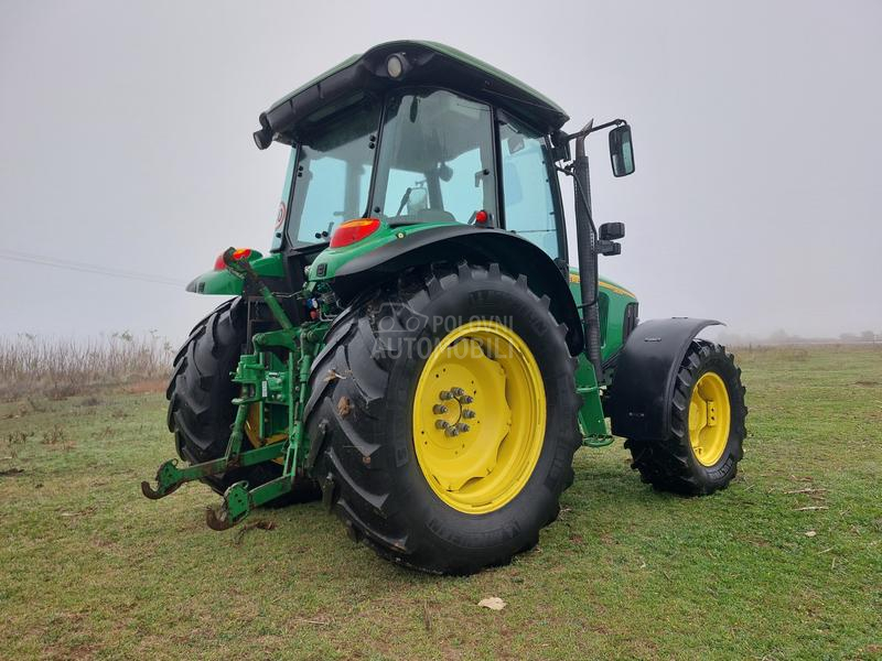 John Deere 5820