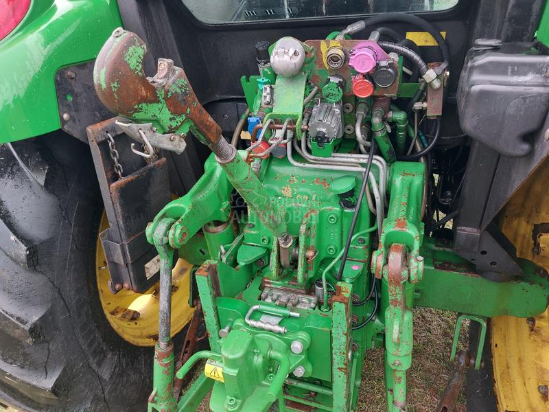 John Deere 5820