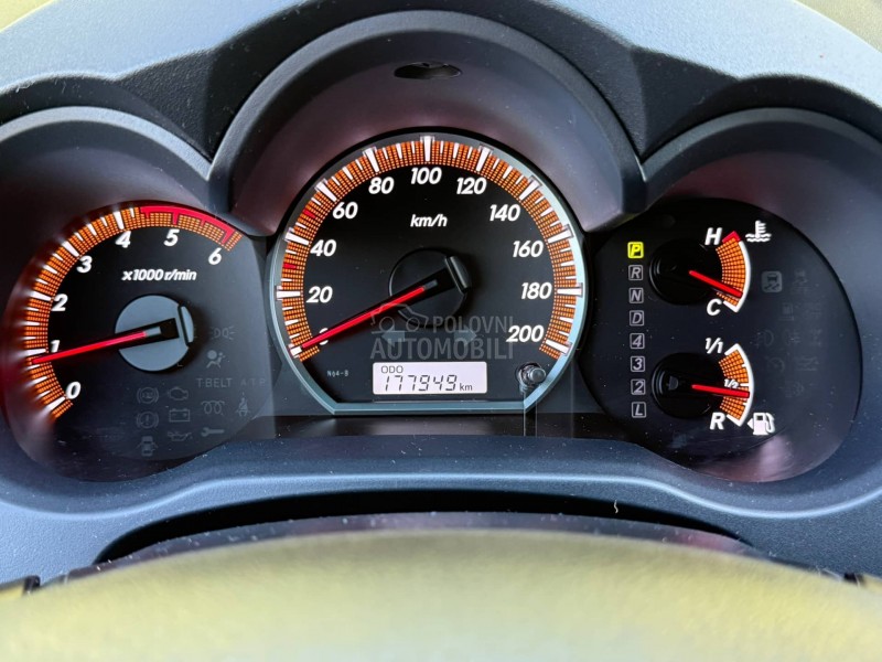 Toyota Hilux FABRIČKO STANJE/FUL