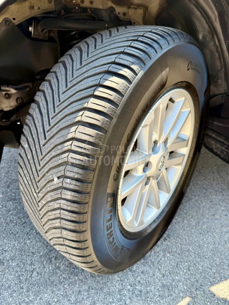 Toyota Hilux FABRIČKO STANJE/FUL