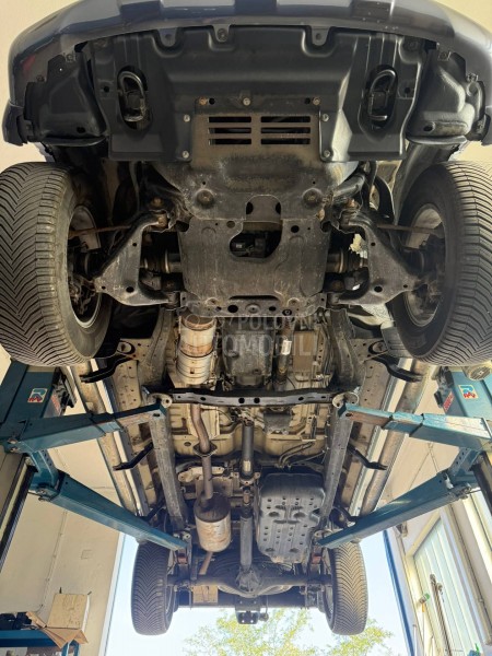 Toyota Hilux FABRIČKO STANJE/FUL