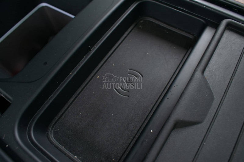 Land Rover Defender SE 250