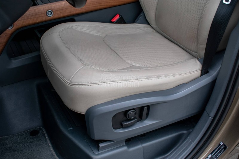 Land Rover Defender SE 250