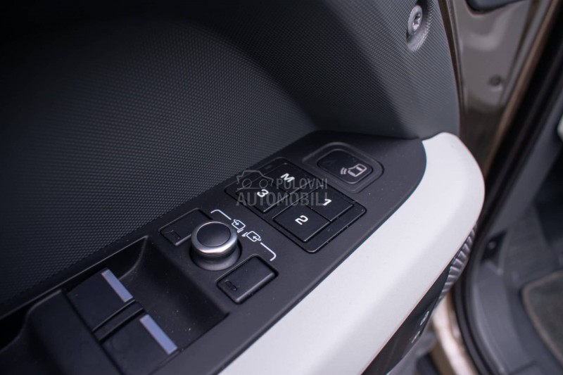 Land Rover Defender SE 250