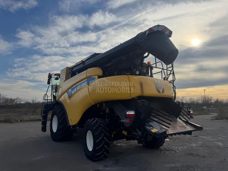 New Holland CR 7.90