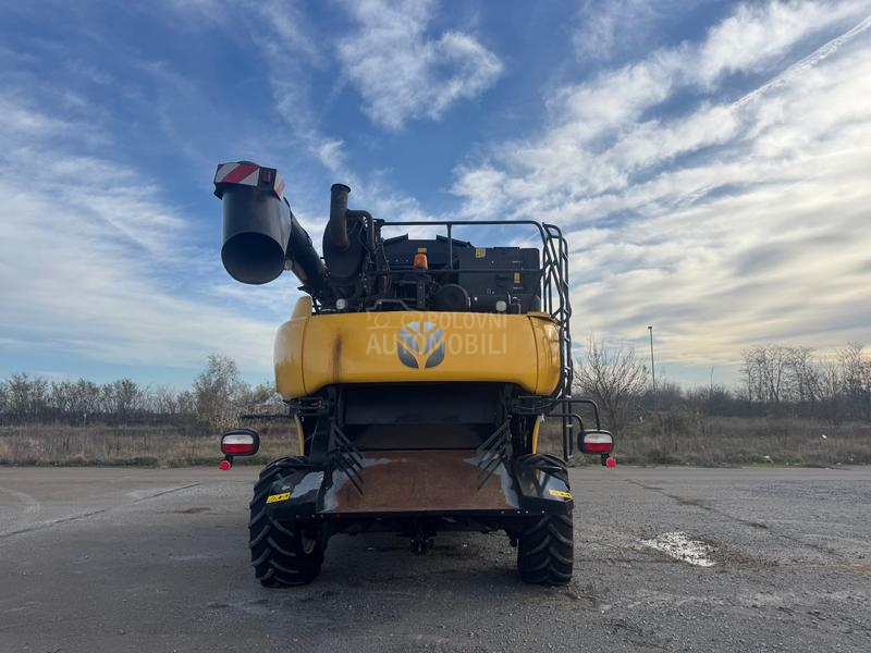 New Holland CR 7.90