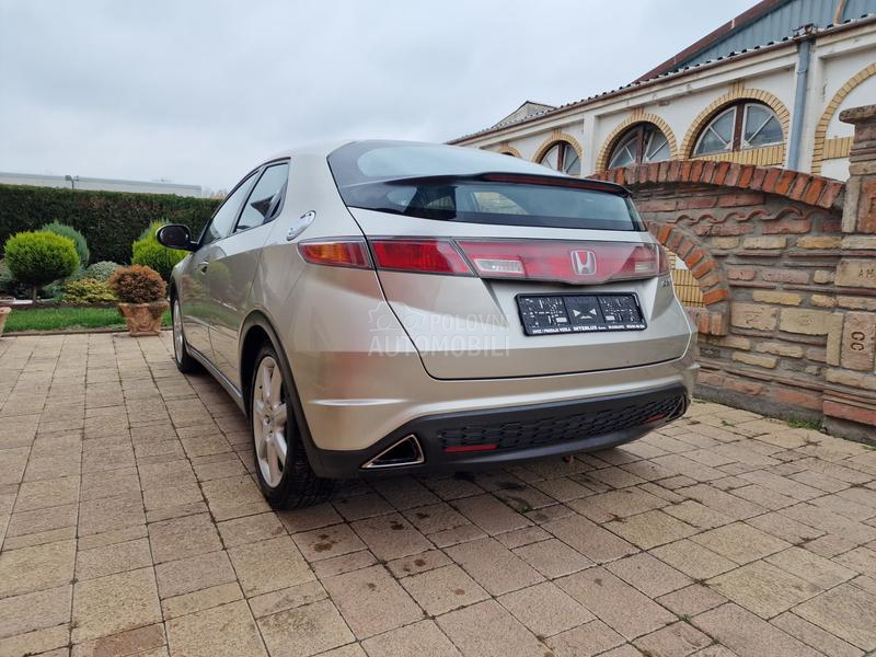 Honda Civic 1.8 B E N Z I N