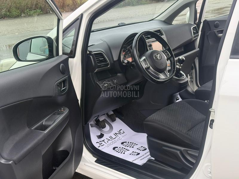 Toyota Verso-S 1.33 vvt-i perla.