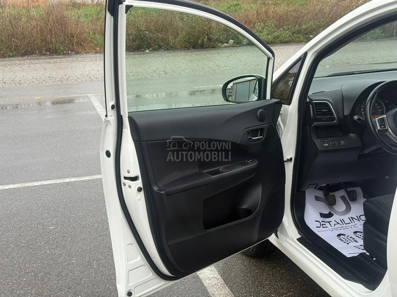 Toyota Verso-S 1.33 vvt-i perla.