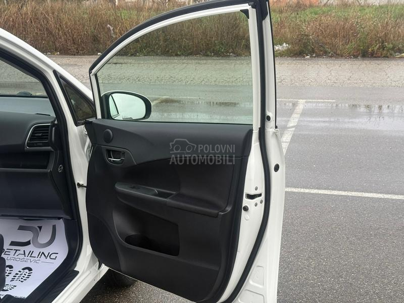 Toyota Verso-S 1.33 vvt-i perla.