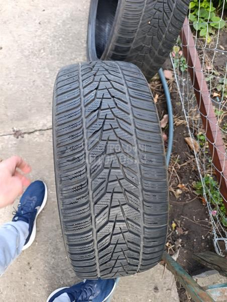 Hankook 235/45 R18 Zimska