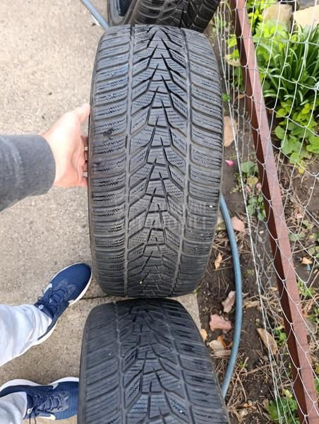 Hankook 235/45 R18 Zimska