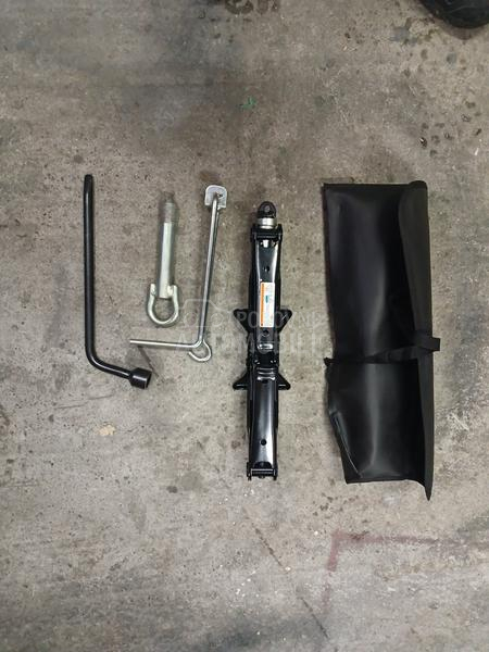 Dizalica ,kljuc i kuka za slep