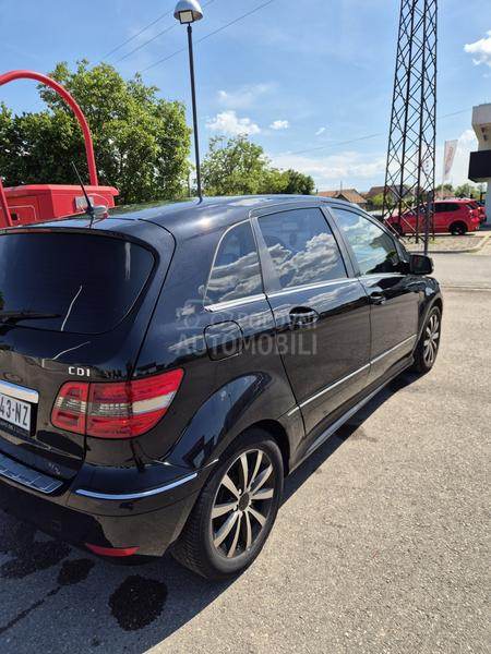 Mercedes Benz B 180 